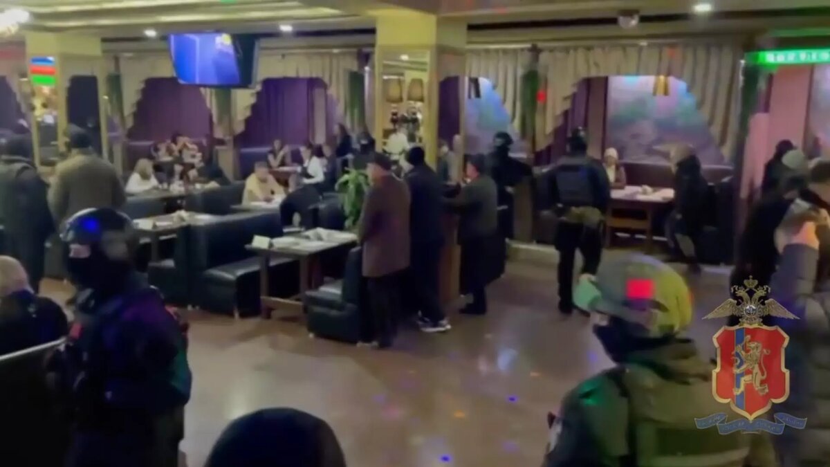     В Красноярске сотрудники полиции приехали с рейдом в кафе в микрорайонах Северный и Зеленая Роща. Оперативники задержали 17 человек из числа посетителей и сотрудников.