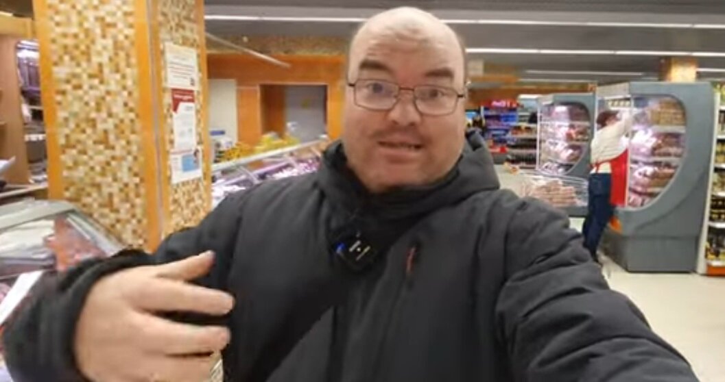 Австралиец в московском супермаркете. Скриншот из его ролика