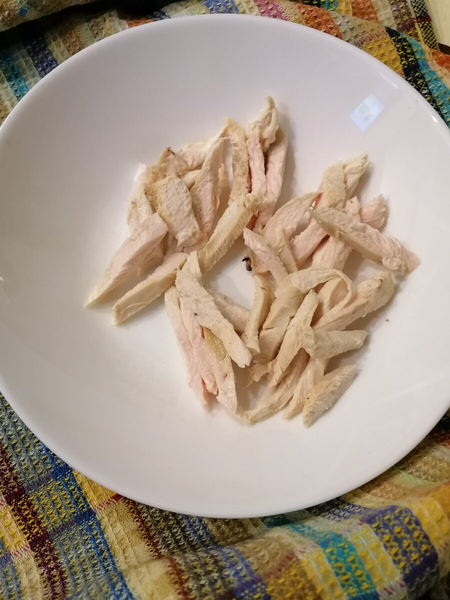 Что сделать из вареной грудки. Отварная грудка. Вареная куриная грудка. Куриная грудка отварная фото. Рецепты с варёной куриной грудкой.