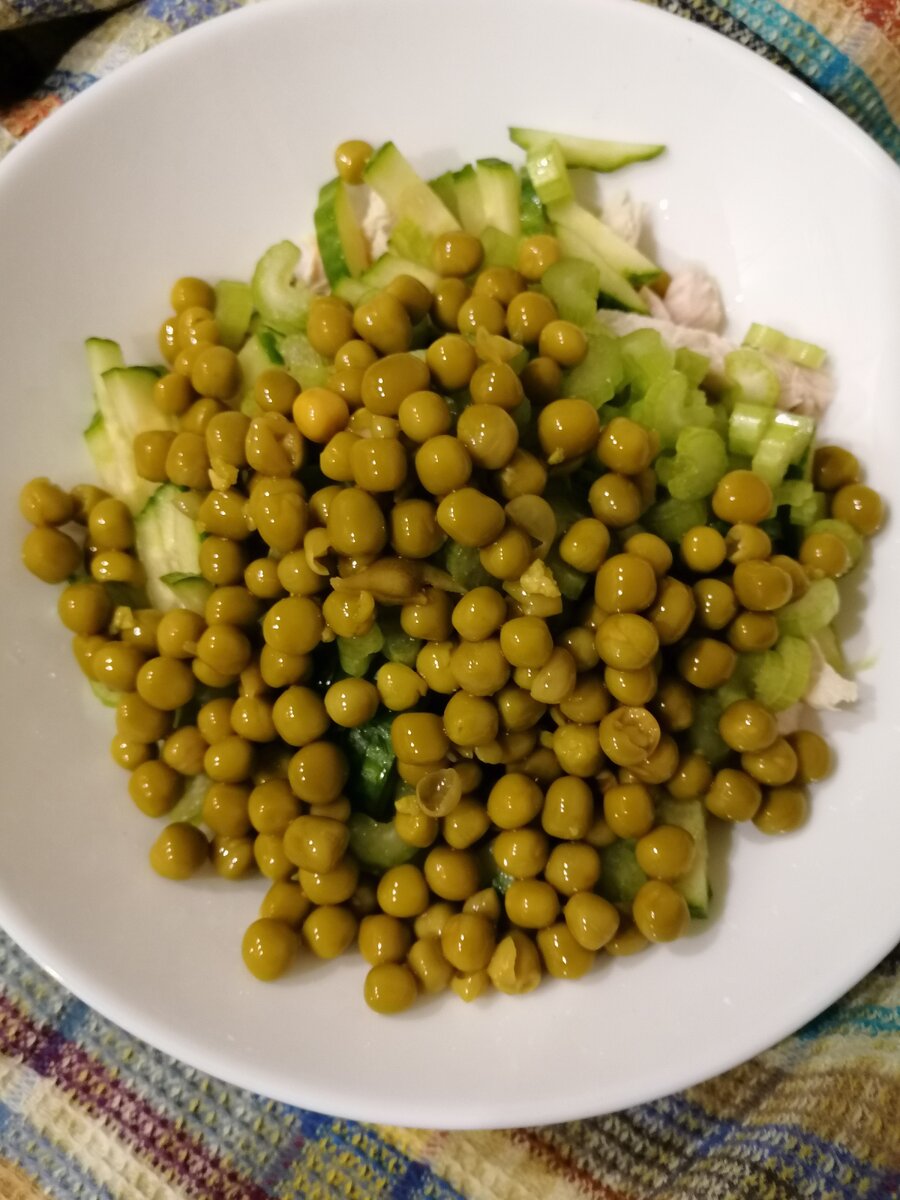 салат с грудкой. салат с цыпленком. салаты для похудения лучшие. европейские салаты. диетический салат с курицей.