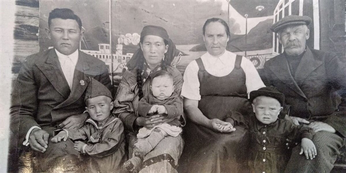 Иван Сучков (крайний справа) со второй женой Лыткиной