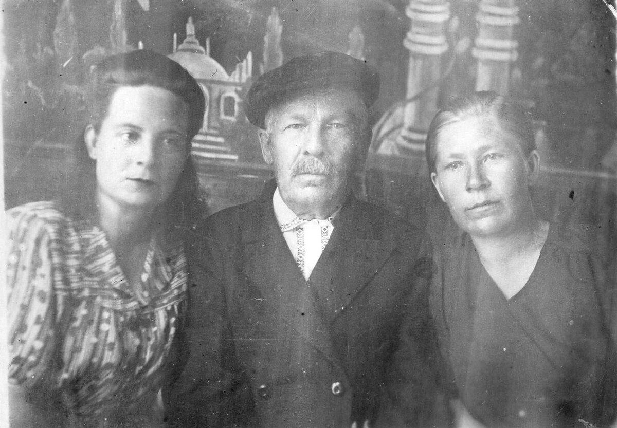 Иван Сучков с дочерьми

