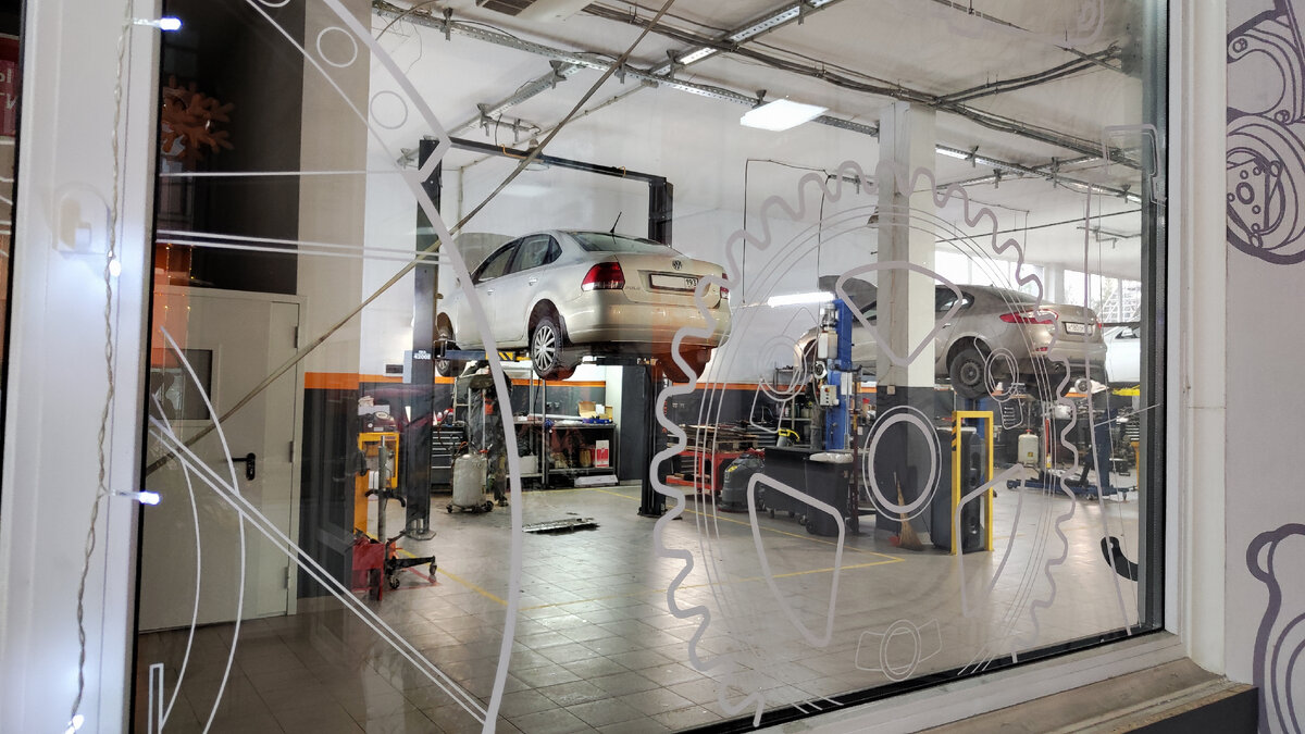 Смотрю на свою машину через стекло в FIT SERVICE