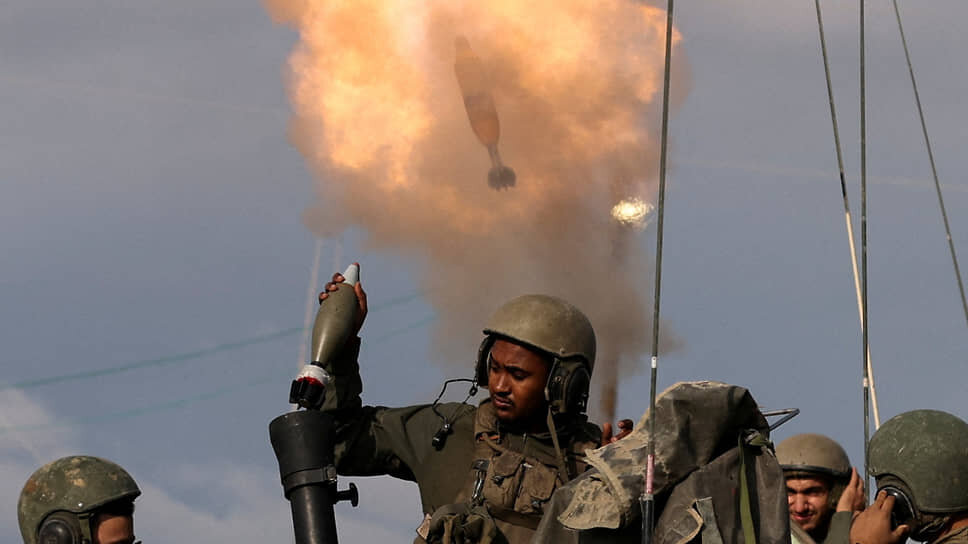 Фото: Violeta Santos Moura / Reuters📷Израильские военные ведут обстрел позиций движения «Хамас» (январь 2024 года)