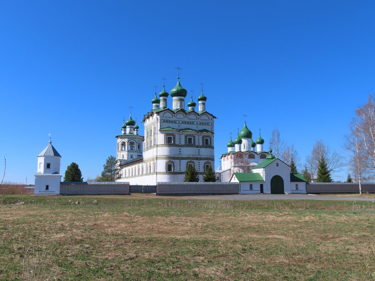 В центре церковь Иоанна Богослова. За ней трапезная палата и колокольня. Справа за Святыми вратами Никольский собор