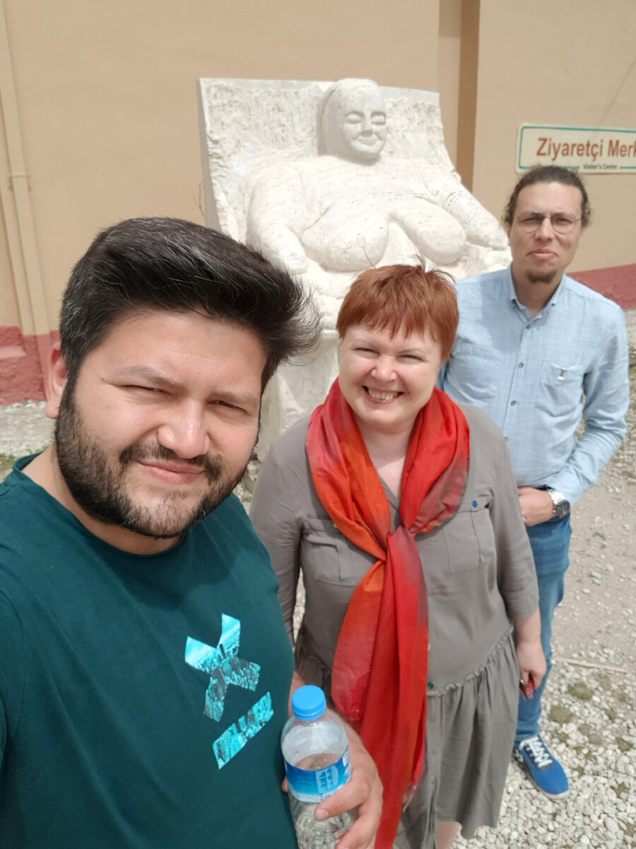 Я и его практикантом в Турции, смотрим древний город Чатал Хуюк