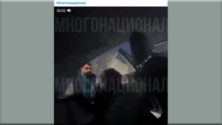 ТАКСИСТ-МИГРАНТ  В НИЖНЕМ НОВГОРОДЕ ВЫКИНУЛ ПАССАЖИРКУ ИЗ ТАКСИ ПРЯМО НА МОРОЗ. СКРИНШОТ КАДРА ВИДЕО ТГ-КАНАЛА "МНОГОНАЦИОНАЛ"