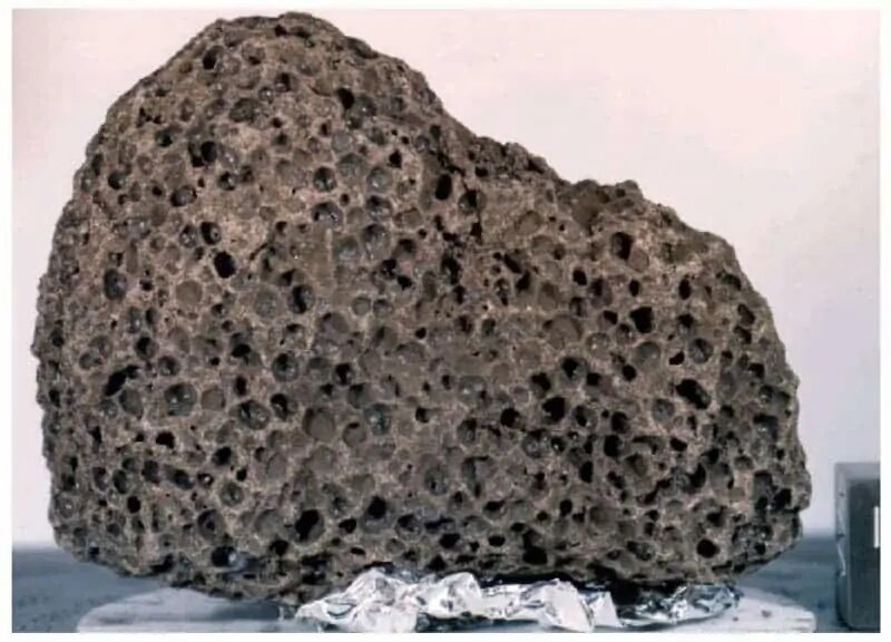 Структура базальтов. Базальт магматическая порода. Вулканит базальт. Лунный базальт метеорит. Миндалекаменный базальт.