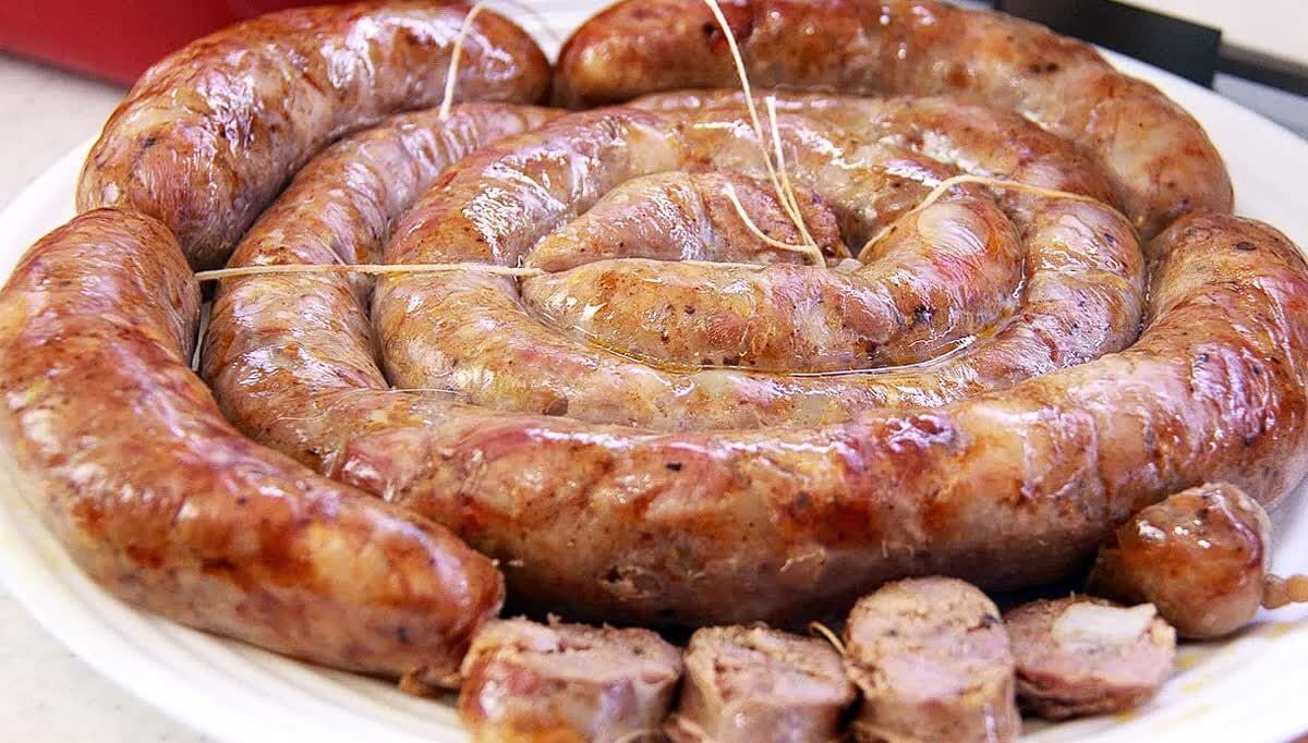 Колбаса говяжья домашняя. Домашние свиные колбаски. Блюда из колбасок домашних. Колбаски рецепты из свинины. Домашняя колбаса.