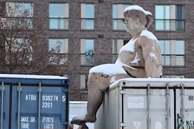    Что за статуя «обнаженной Меркель» вызвала резонанс в Гамбурге?