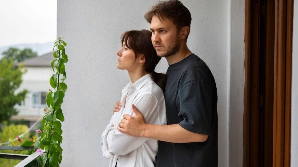 Мужчина и женщина думают друг о друге. Чувства любви исчезли. Чувства любви исчезли. Мужчина и женщина на расстоянии. Эстетика чувств.