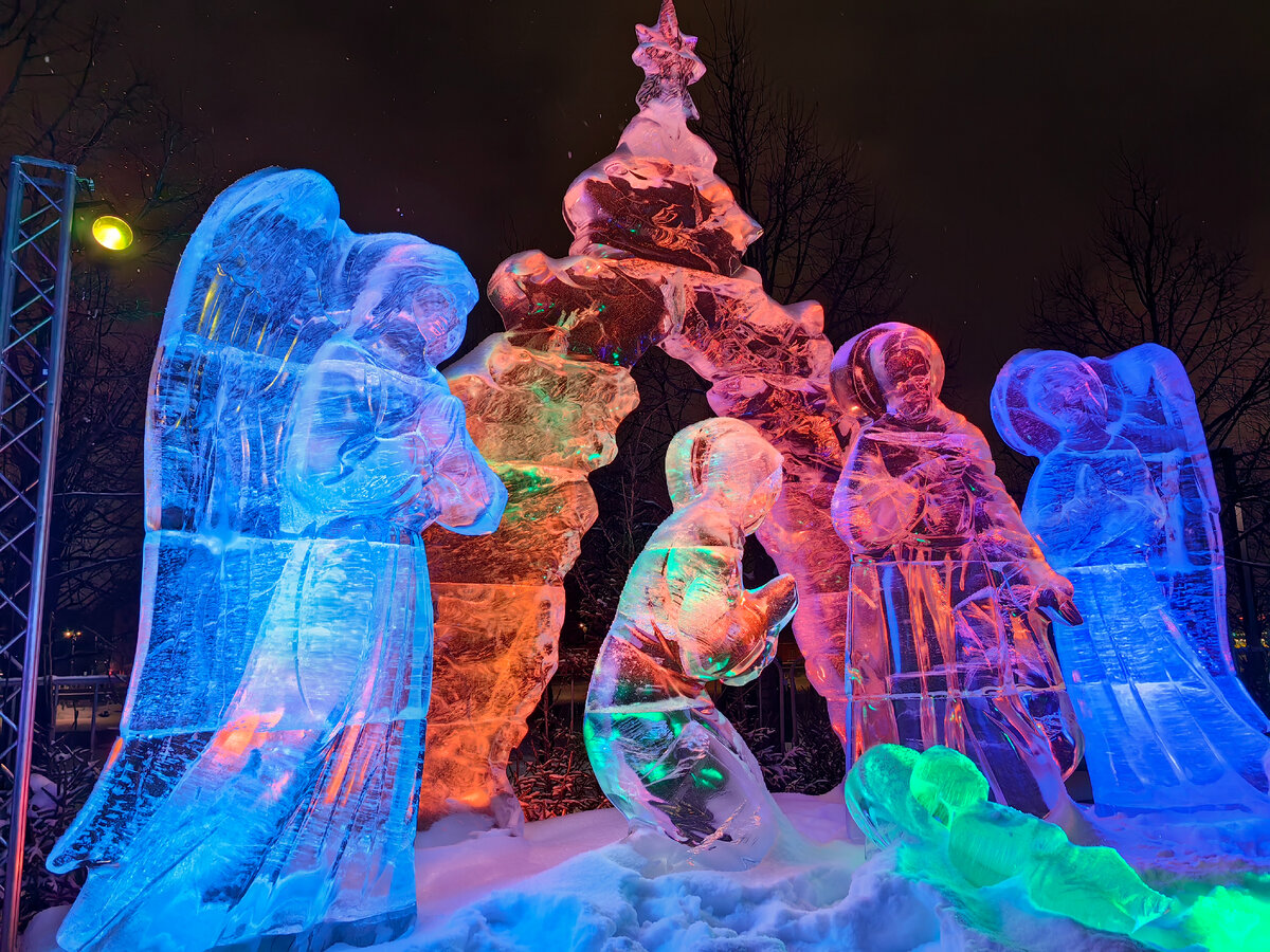 Скульптура из льда на тему Рождества /фото автора