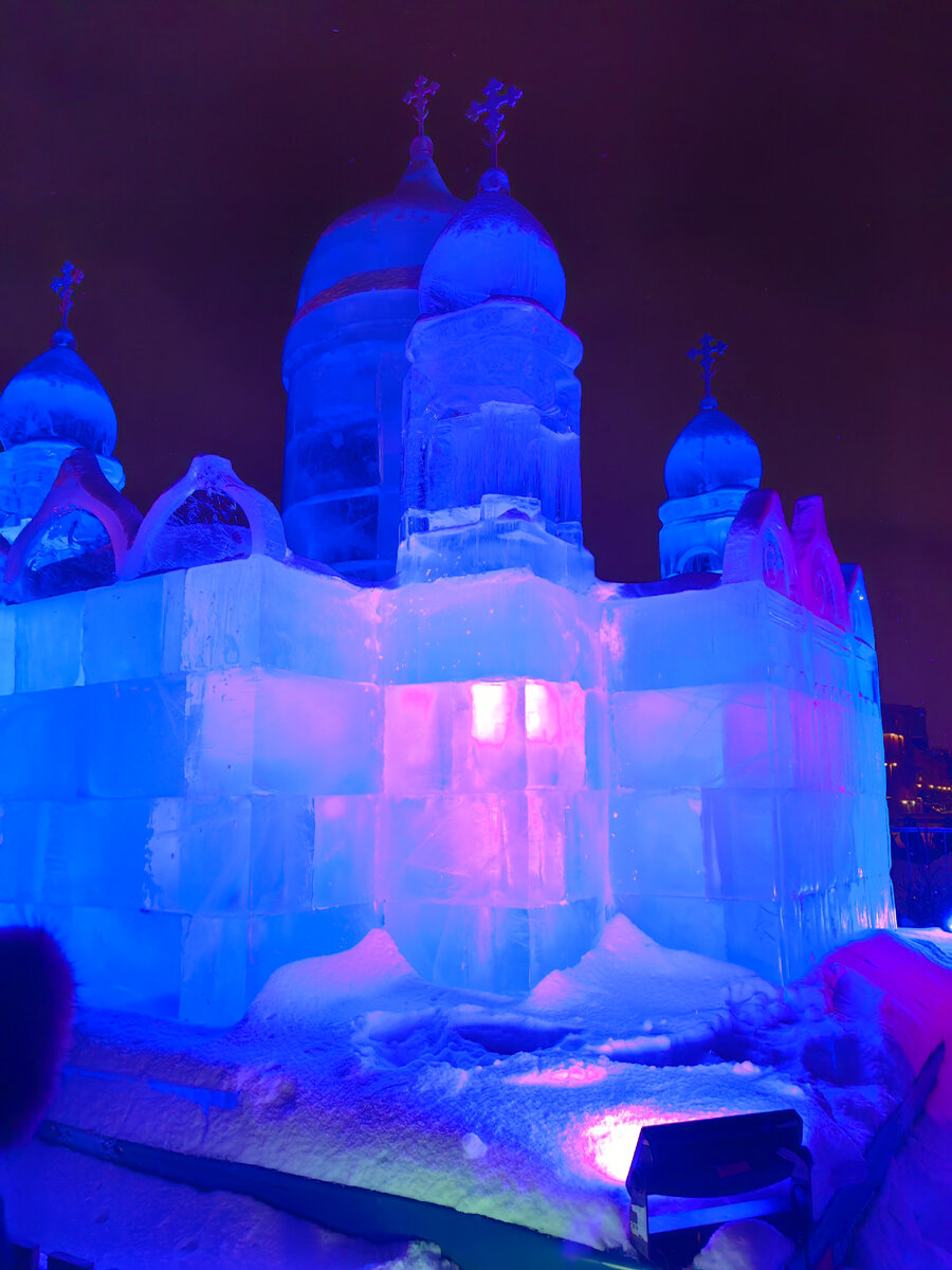 Храм Христа Спасителя - скульптура из льда /фото автора