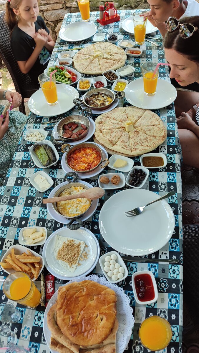 Деревня Чакырлар (Çakırlar). Это Ванский завтрак на двоих+ апельсиновый фреш+ дополнительная базлама