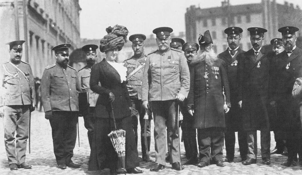Военный министр В.А.Сухомлинов с супругой Екатериной Викторовной, офицерами и инструкторами. 1910 год. Фото: pastvu.com