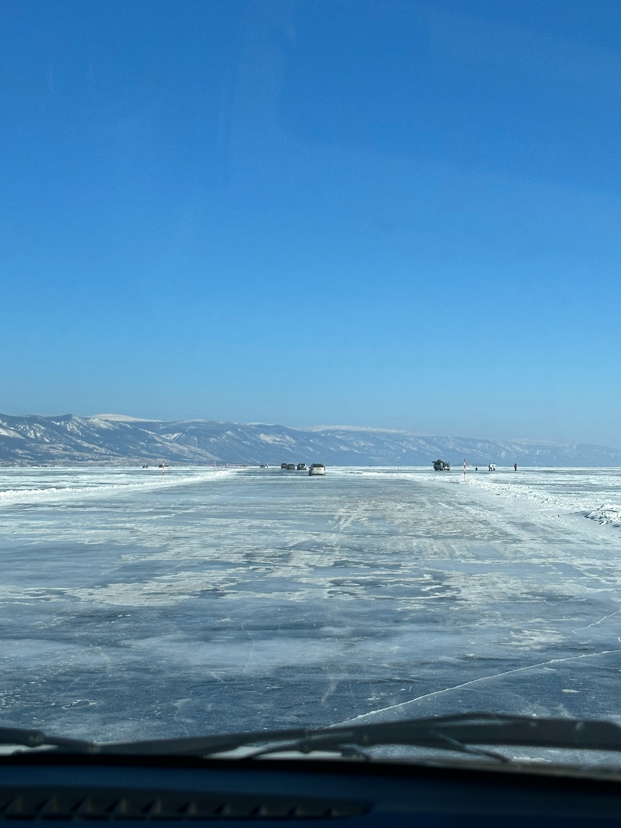 Видно останавливающиеся машины