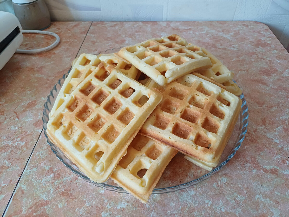 твороденные вафли в вафельницк. бельгийские вафли с творогом.