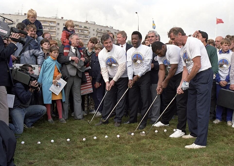 Слева направо: советский хоккеист Александр Рагулин, бразильский футболист Пеле, американский боксер Майк Тайсон и шведский спортсмен Тумба Юханссон. Александр Яковлев /Фотохроника ТАСС