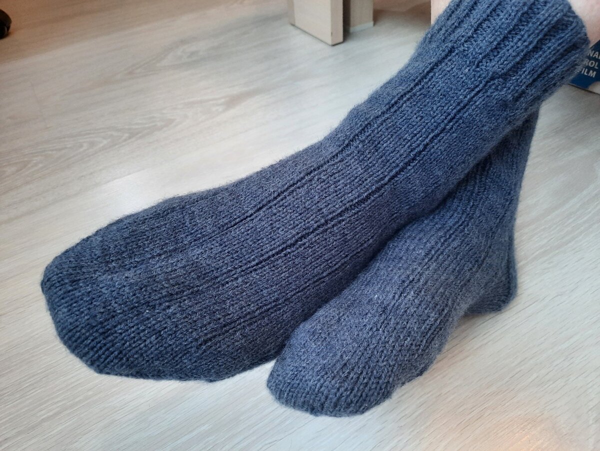 Как связать пятку на носке спицами. Вязание уплотненной пятки. Вязание пятки носка спицами схема. Вывязывание пятки носка спицами. Вязание уплотненной пятки.