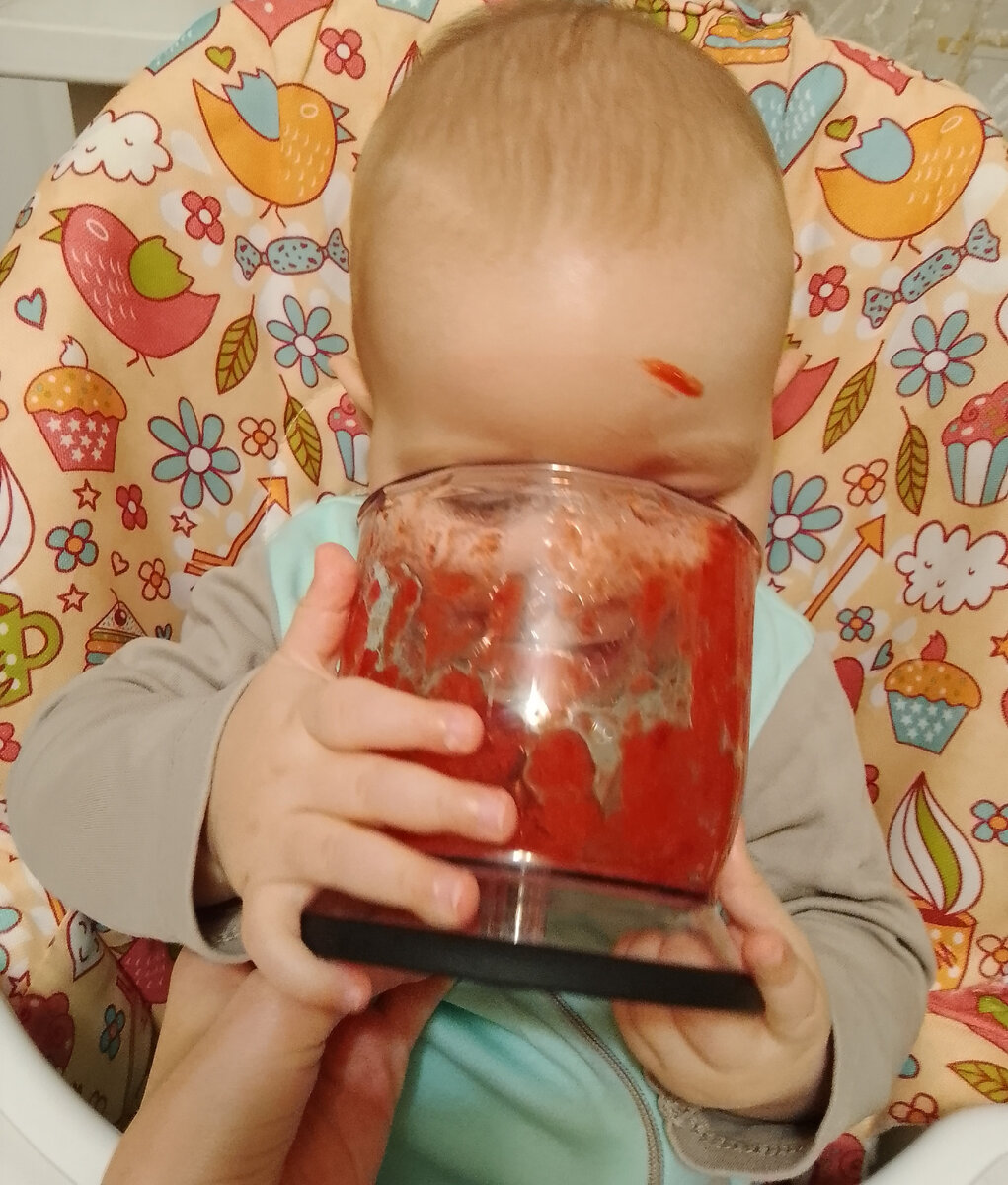 Очень вкусная клубника,не успела даже в тарелочку переложить