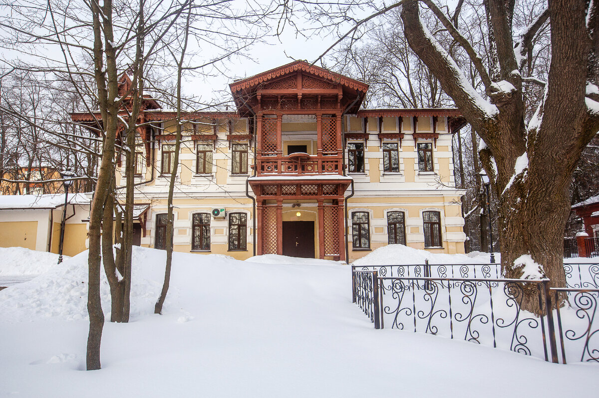 Усадьба Щапово. Главный дом. Москва. Фото автора статьи (листайте галерею, ещё 4 фото)