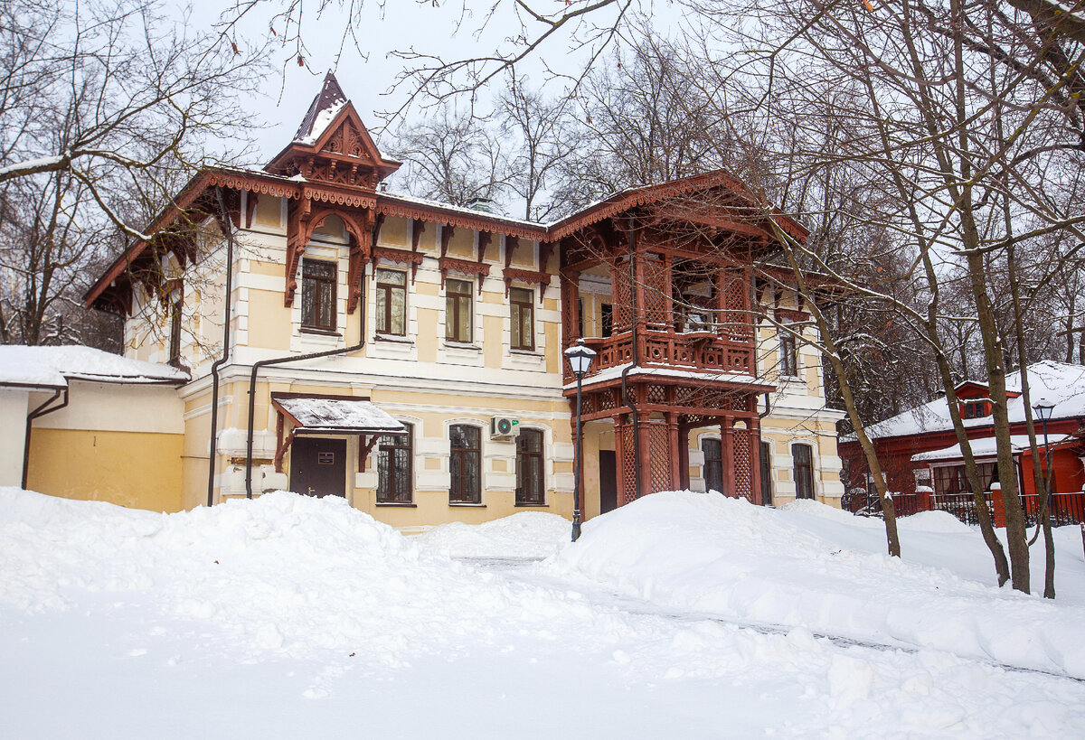 Усадьба Щапово. Главный дом. Москва. Фото автора статьи (листайте галерею, ещё 3 фото)