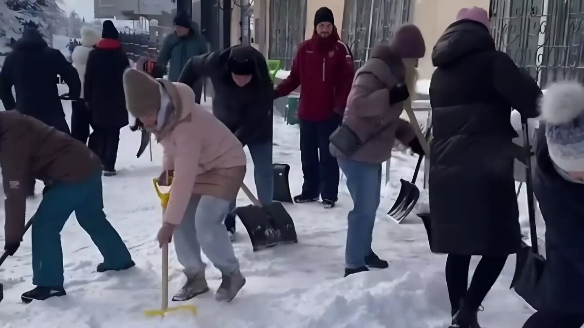 Жители Саранска вышли на уборку улиц и создали петицию за отставку мэра |  НОВЫЕ ИЗВЕСТИЯ | Дзен