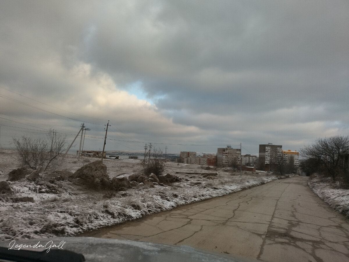 Спускаемся с горки к городу. Слева море, залив