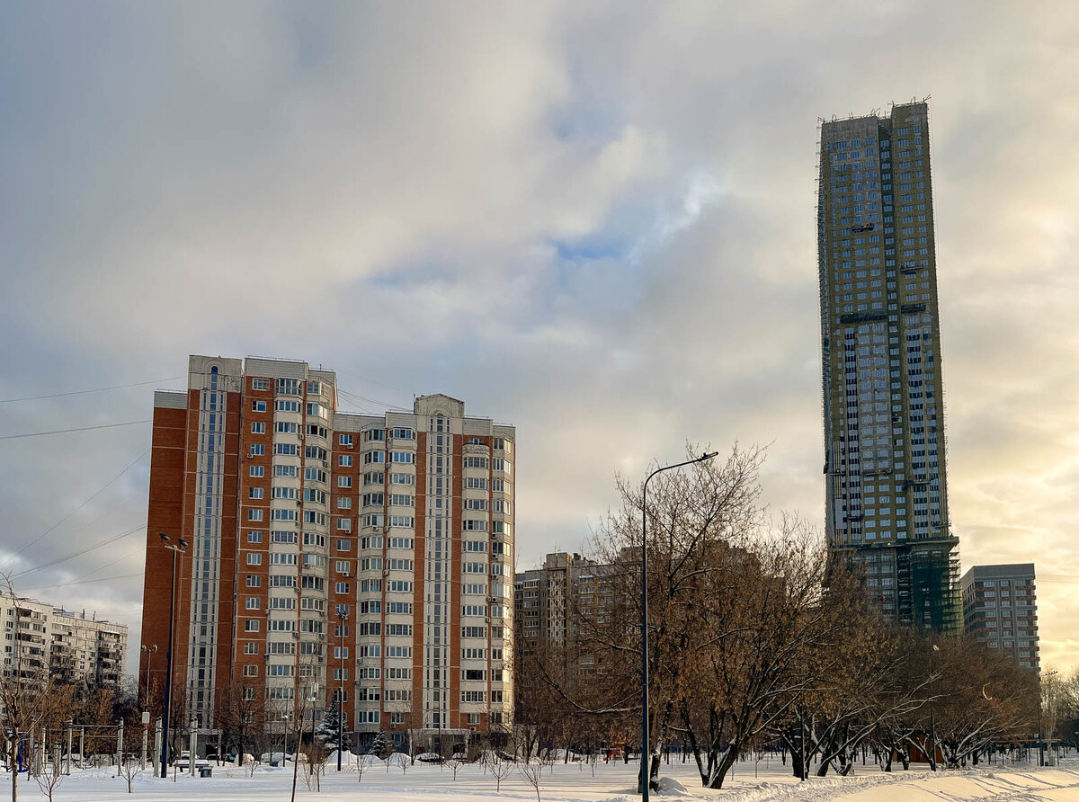 Прогулка по Москве. Самая одиозная новостройка столицы, удивительный  памятник и возмутительные правила на территории ВДНХ | Самый главный  путешественник | Дзен