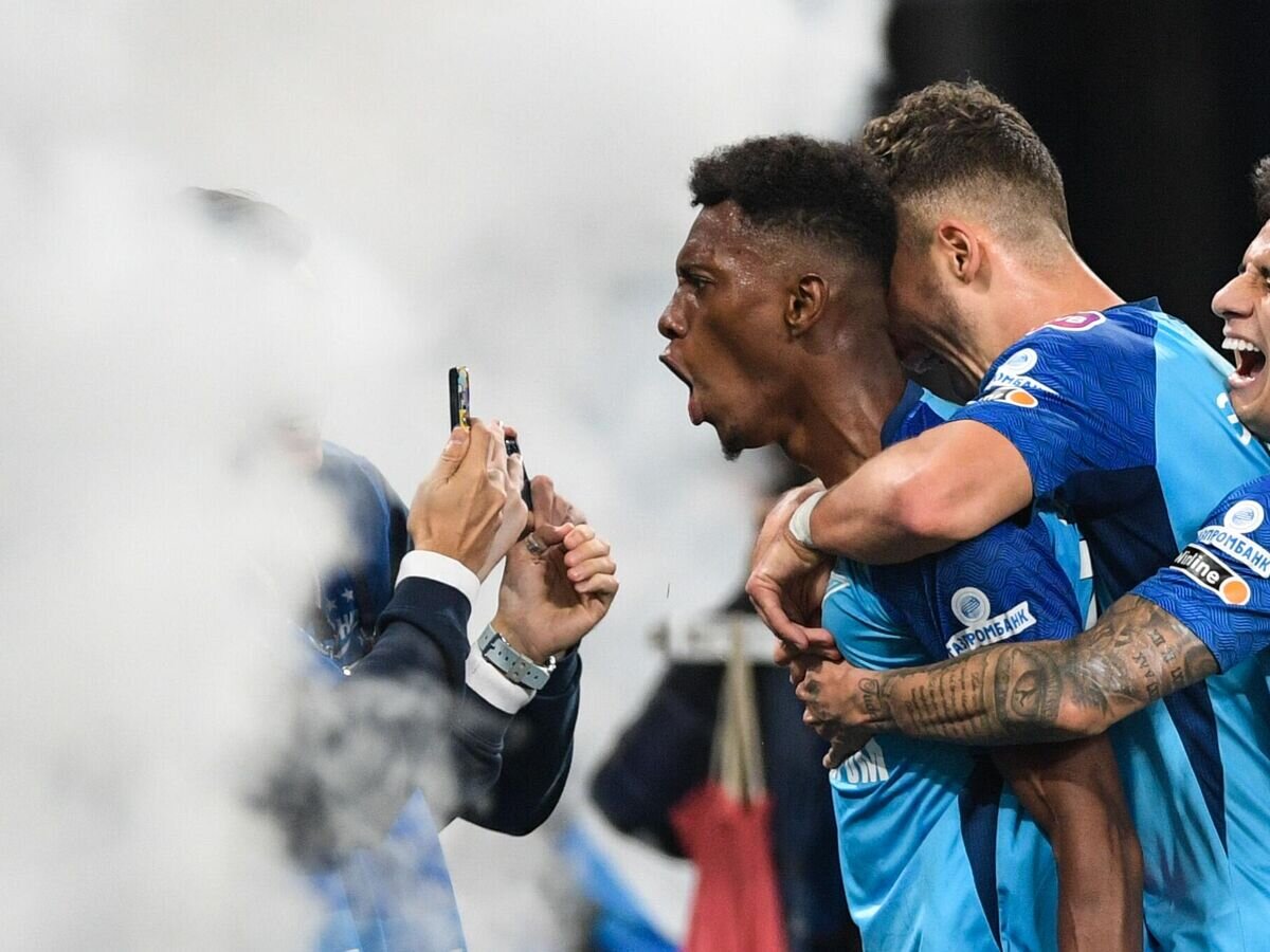    Игроки ФК "Зенит" радуются забитому голу в матче 12-го тура чемпионата России по футболу среди клубов Премьер-лиги сезона 2023/2024 между ФК "Зенит" (Санкт-Петербург) и ФК "Крылья Советов" (Самара)© РИА Новости / Алексей Даничев