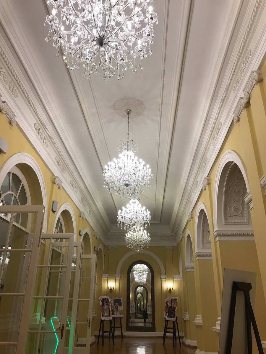 В фойе Малого театра