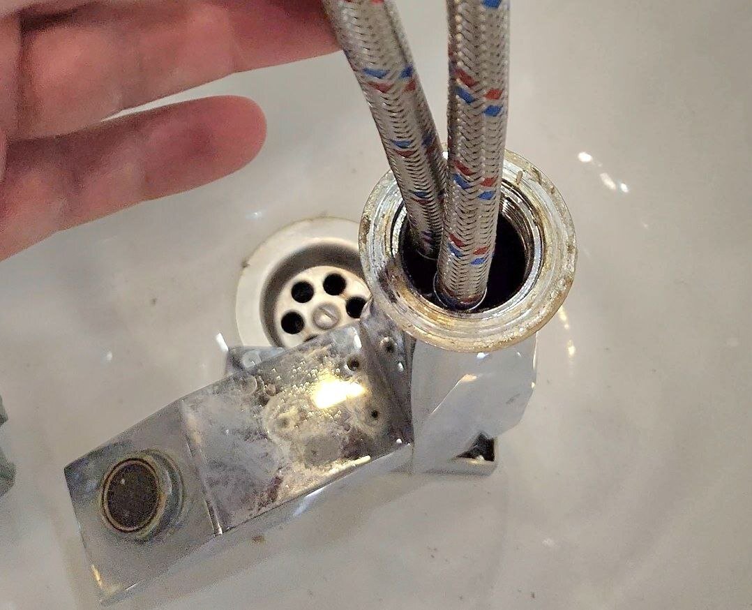 Смеситель с утопленными подводками