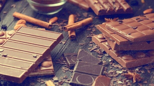  Длинный ухоженный ноготочек осторожно и ласково поддевает краешек упаковки. С легким шелестом разрывается бумага.  Тонкий хрустящий звук фольги. Пальцы нежно сминают податливый материал.
Есть что-то неоспоримо прекрасное в неспешном разворачивании обертки шоколада, ощущение декаданса.
 Гладкая глянцевая поверхность шоколадной плитки очаровывает. Вот она,  сливочная красавица, с нежнейшей черничной начинкой.
Света впивается зубами в шоколадную плитку.
Когда началась страсть к шоколаду, Света уже и не припомнит. Может в универе, когда от страха перед экзаменом все сжималось, а мозг просто говорил- бай-бай))  Может на первой работе, как ответственная барышня, очень много обязанностей брала на себя, а стресс заедать чем-то надо было и организм нашел выход. Важно другое- каждый день съедала плитку шоколада. В магазине не могла пройти мимо полок с шоколадом и прихватить что-то новенькое и не опробованное.  Как итог- плитки шоколада и батончики были разложены везде. В бардачке машины, в сумках, на рабочем столе. Иногда находились в самых неожиданных местах, например в упаковке с прокладками и тогда Света  удивлялась причудливой логике создания заначек.

 Света оглянулась вокруг себя. Все девушки  сидят на диетах, в обед травой питаются, заметила, как недовольно морщат носик, когда она начинает шуршать оберткой шоколадки. Обсуждают парней, мужей, женихов. А у нее никого и нет, некого обсуждать. Не брать ведь в расчет Егора, программиста отдела. Чисто деловое общение. Подумаешь, чаще, чем к другим обращается, кофе приносит. Это ему просто нравится пить кофе вприкуску с шоколадками.
Девушка не робкого десятка и воодушевляющей комплекции, заметила, что фигура из сочного яблочка превращается в дрожжевое тесто. И одежда как-то слишком плотно сидит, на гусеницу делает похожей. И за щеками скоро глаз не видно будет. “Надо с этим что-то делать”- подумала Света.
