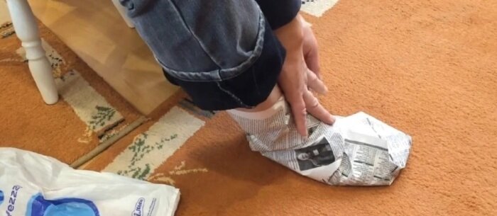 Из газеты можно сделать теплые носки