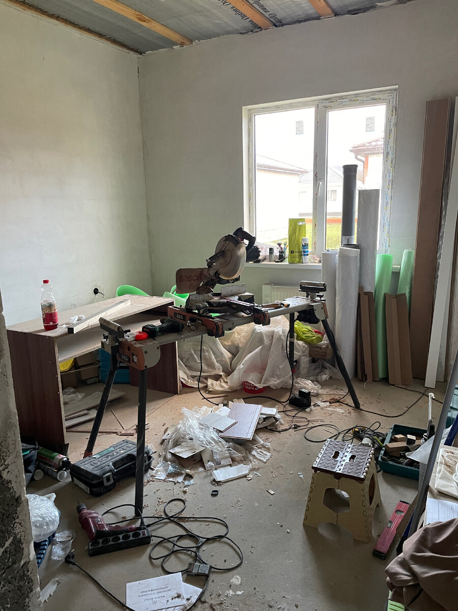 Фото перед Новым годом, во время установки дверей. 