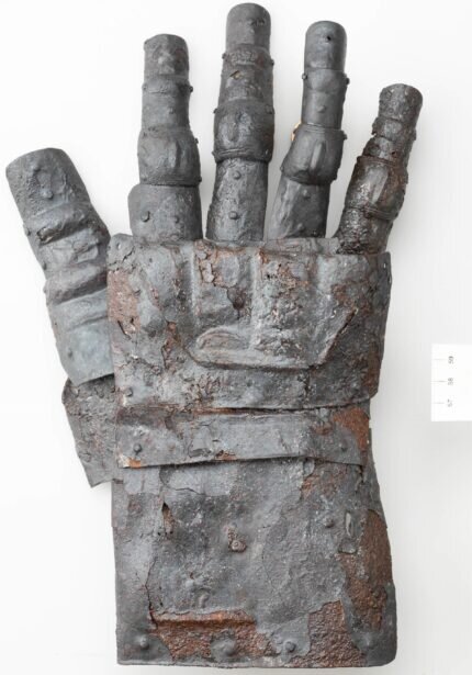 Защитная рыцарская перчатка 14 века обнаруженная в деревне Кибург неподалёку от одноимённого замка