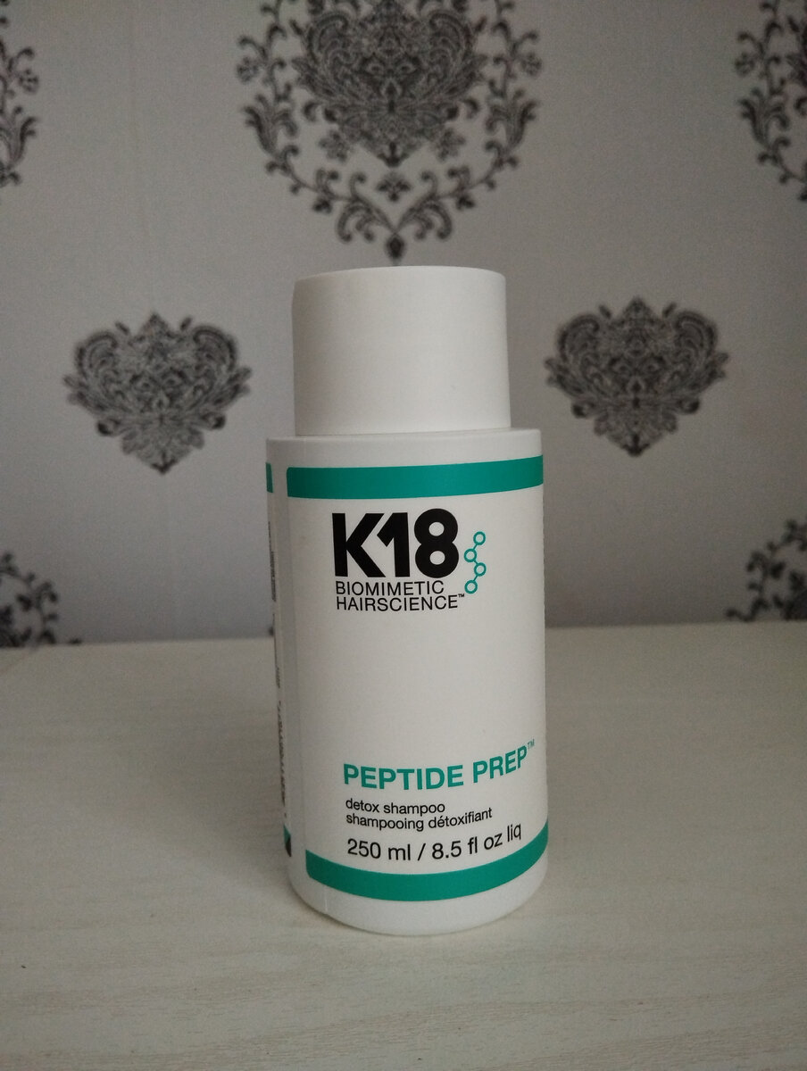 Интенсивно очищающий шампунь для волос и кожи головы K18 Peptide Prep Detox Shampoo.