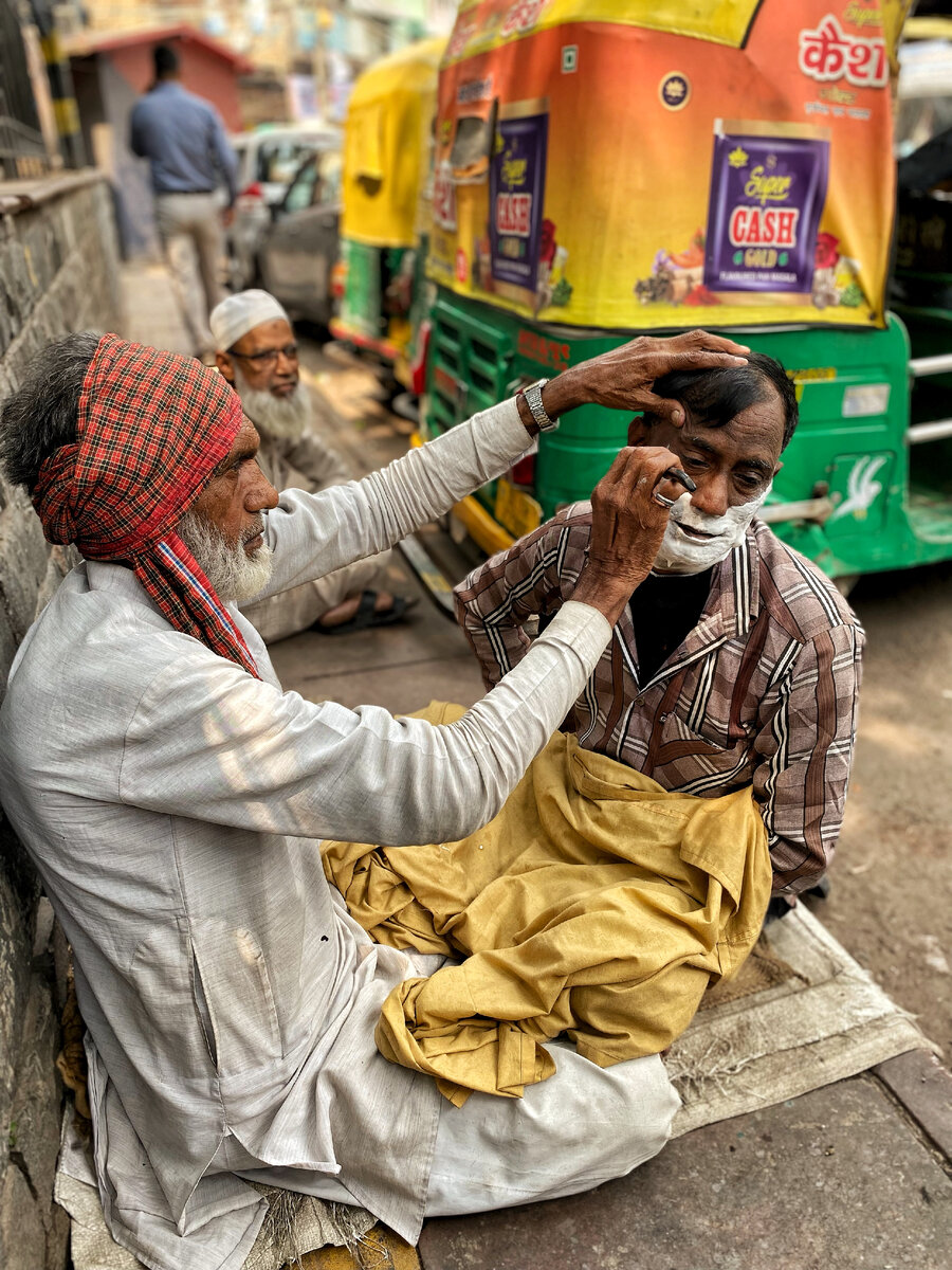 Когда мы решили почистить уши на улице в Индии, то крайне удивились, как много ушной серы там скопилось. Оказалось, что это развод для туристов.-2