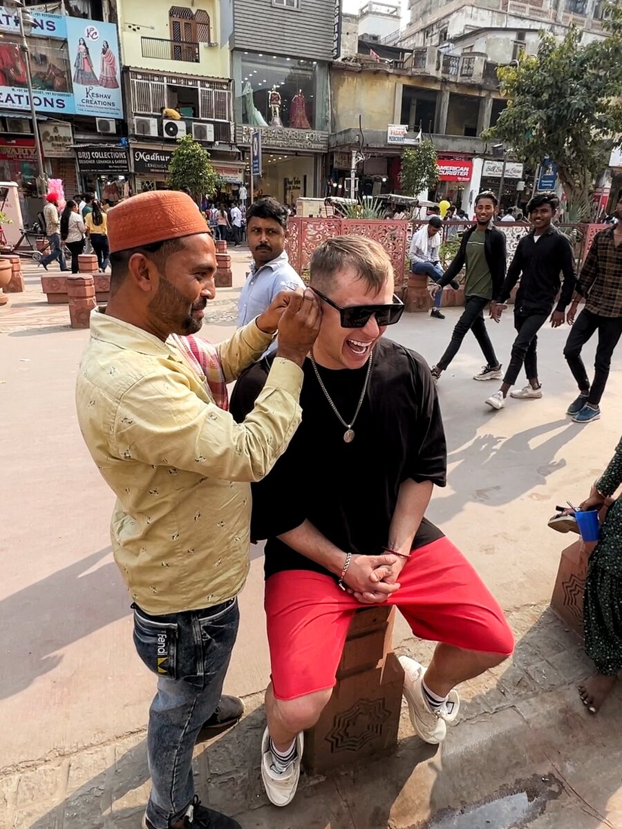 Когда мы решили почистить уши на улице в Индии, то крайне удивились, как много ушной серы там скопилось. Оказалось, что это развод для туристов.