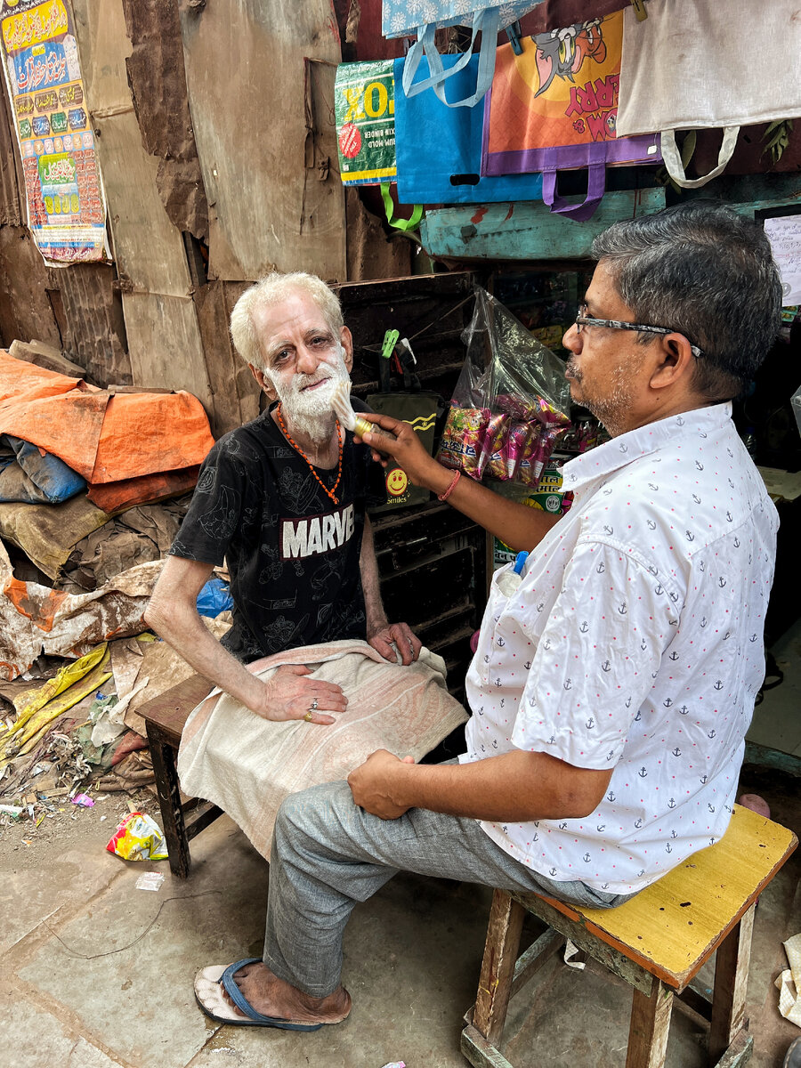 Когда мы решили почистить уши на улице в Индии, то крайне удивились, как много ушной серы там скопилось. Оказалось, что это развод для туристов.-2-2