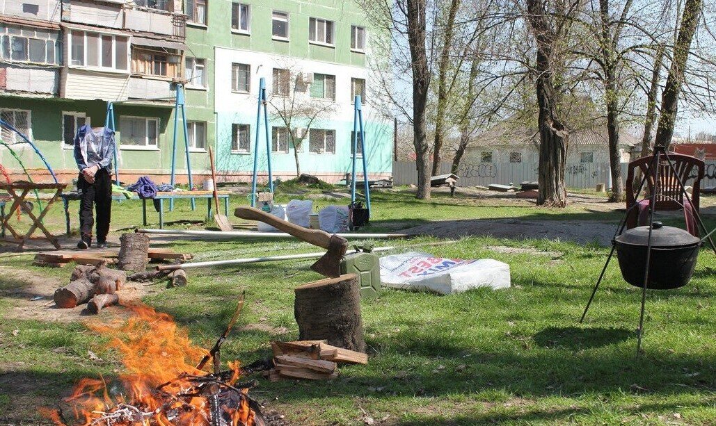 Костер в черте города. Шашлык во дворе. Шашлык во дворе многоэтажного. Жарят шашлык во дворе. Шашлычная во дворе.