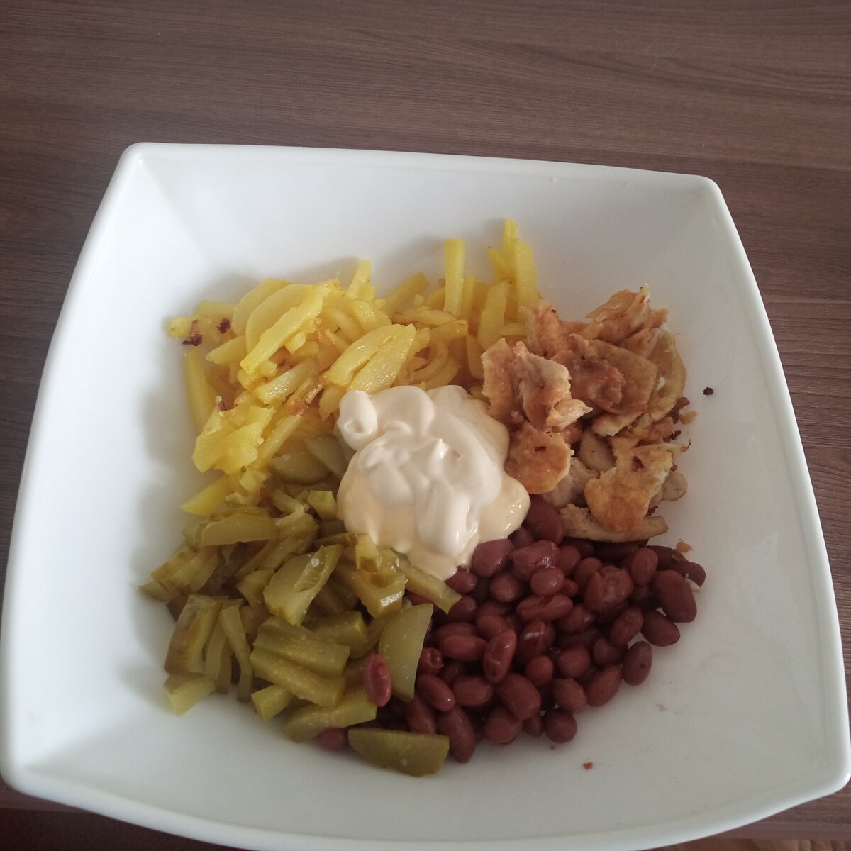 Рецепт очень простой.Картошка фри, соленые огурцы,обжаренная грудка,фасоль консервированная, майонез,соль и перец по всё перемешать можно украсить зеленью.