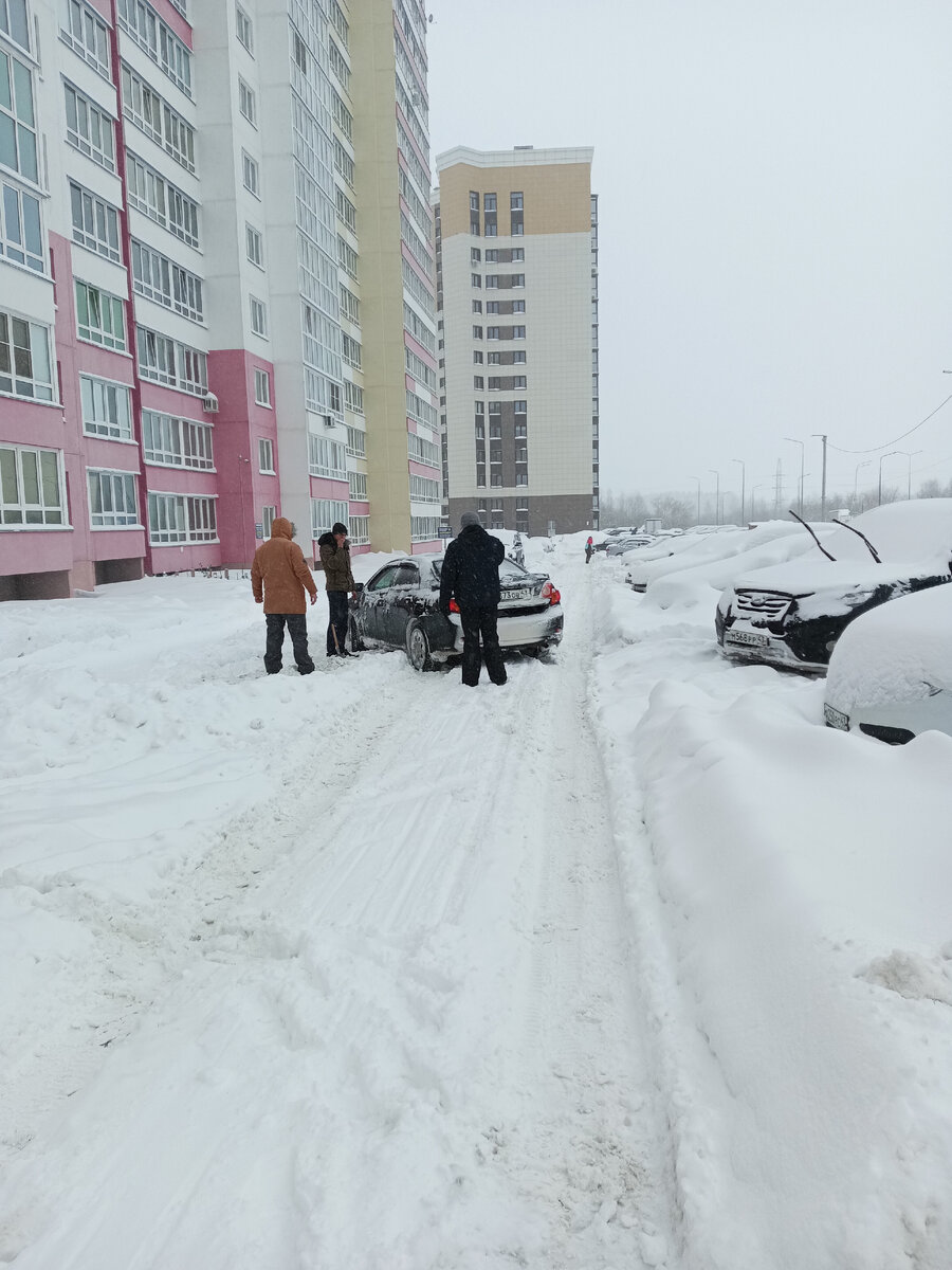 Муж с соседом пошли помогать третьему соседу. 