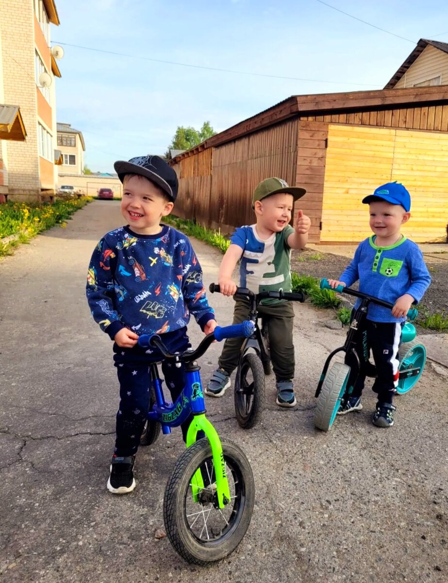 У Максима небыло возможности, как у этих ребят, играть со сверстниками. Они жили на улице, которая только-только застраивалась домами. Это тоже сыграло свою роль