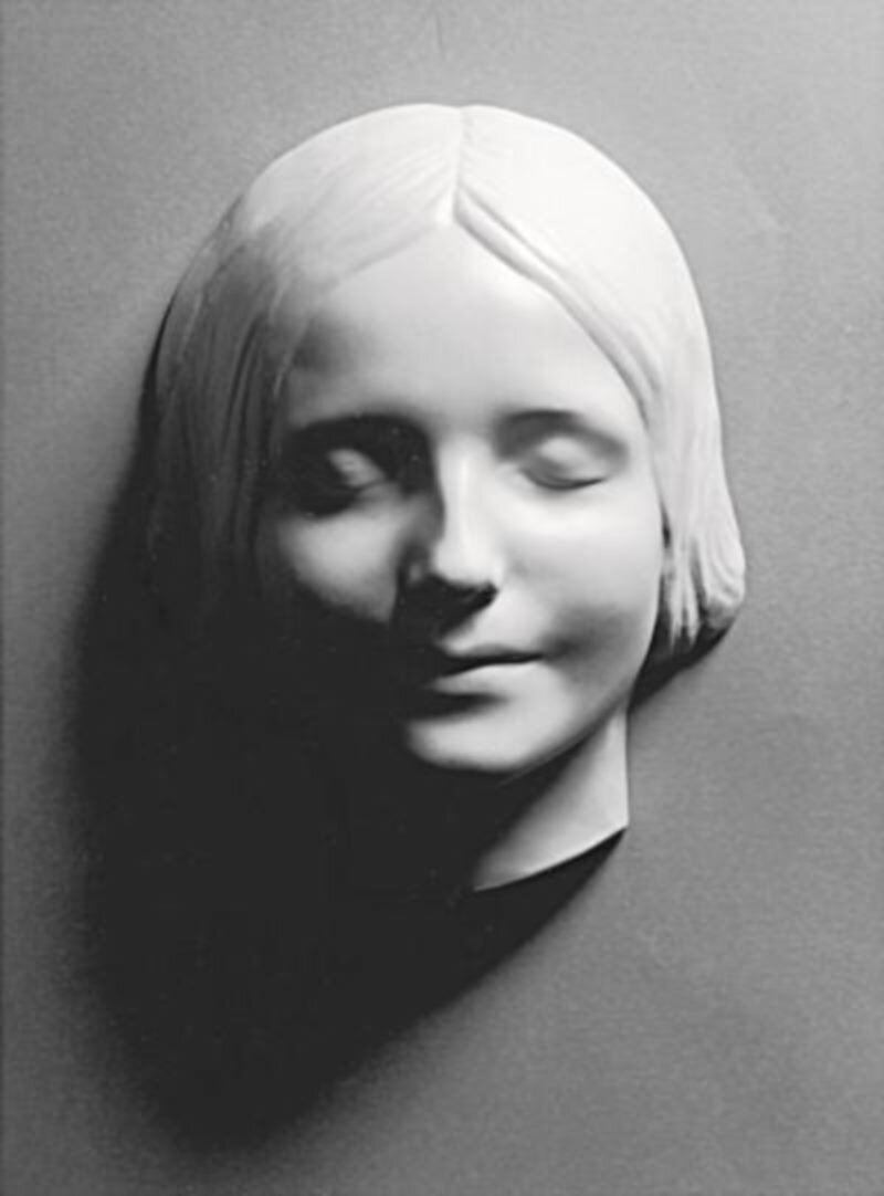 Гипсовая модель этого лица стала популярна во всей Европе.