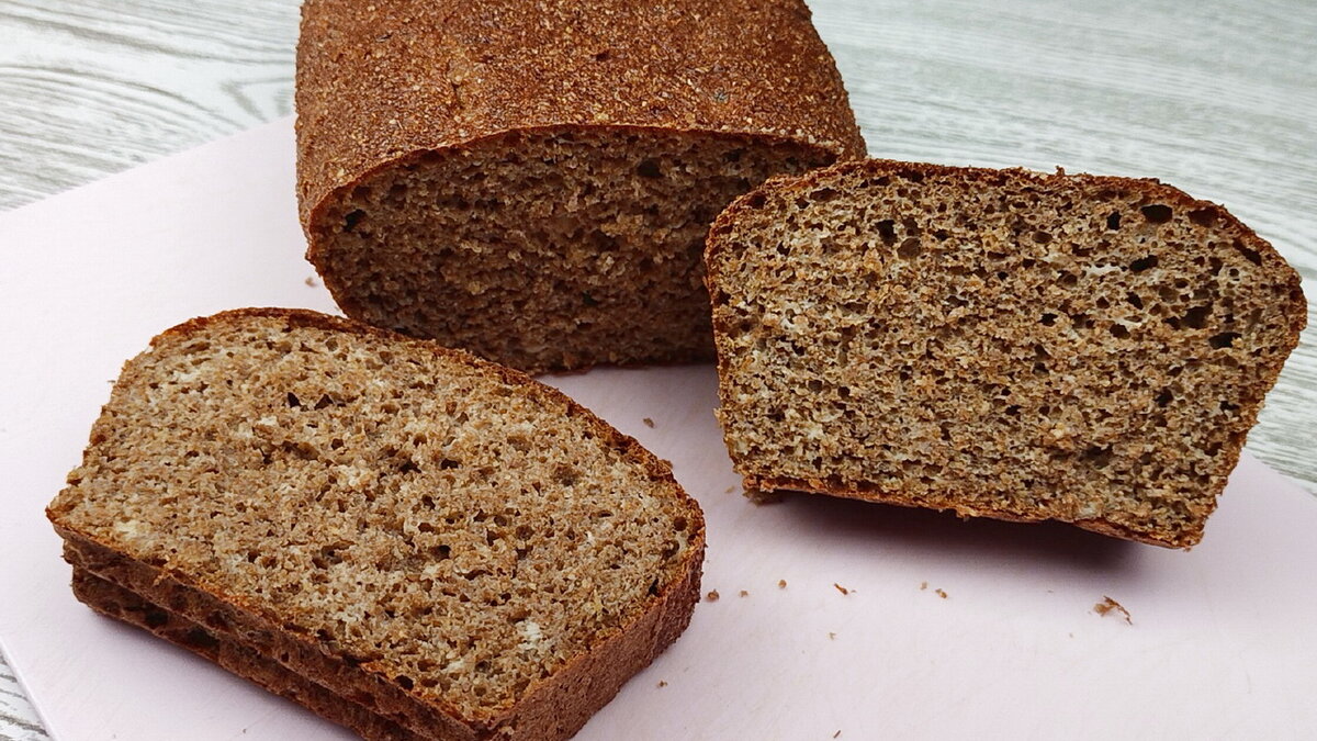 домашний серый хлеб. хлеб на закваске с отрубями. хлеб пшеничный отрубной. хлеб пшеничный отрубной. хлеб с отрубями.