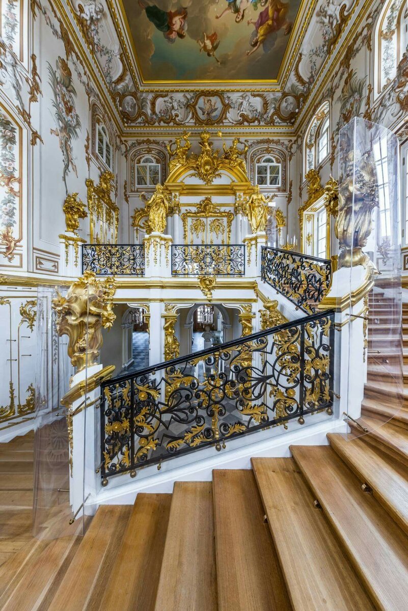 Почему парадная лестница. Иорданская лестница эрмитажа в санкт-петербурге. Зимний дворец эрмитаж иорданская лестница. Дворец князя владимира александровича на дворцовой набережной. Почему парадная лестница.