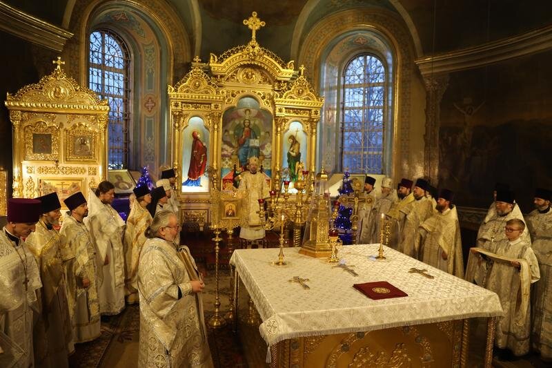 священник читает молитву. св паисий святогорец поучения. молитву читает настоящий священник. батюшка читает молитву. неусыпаемая псалтирь в монастырях.