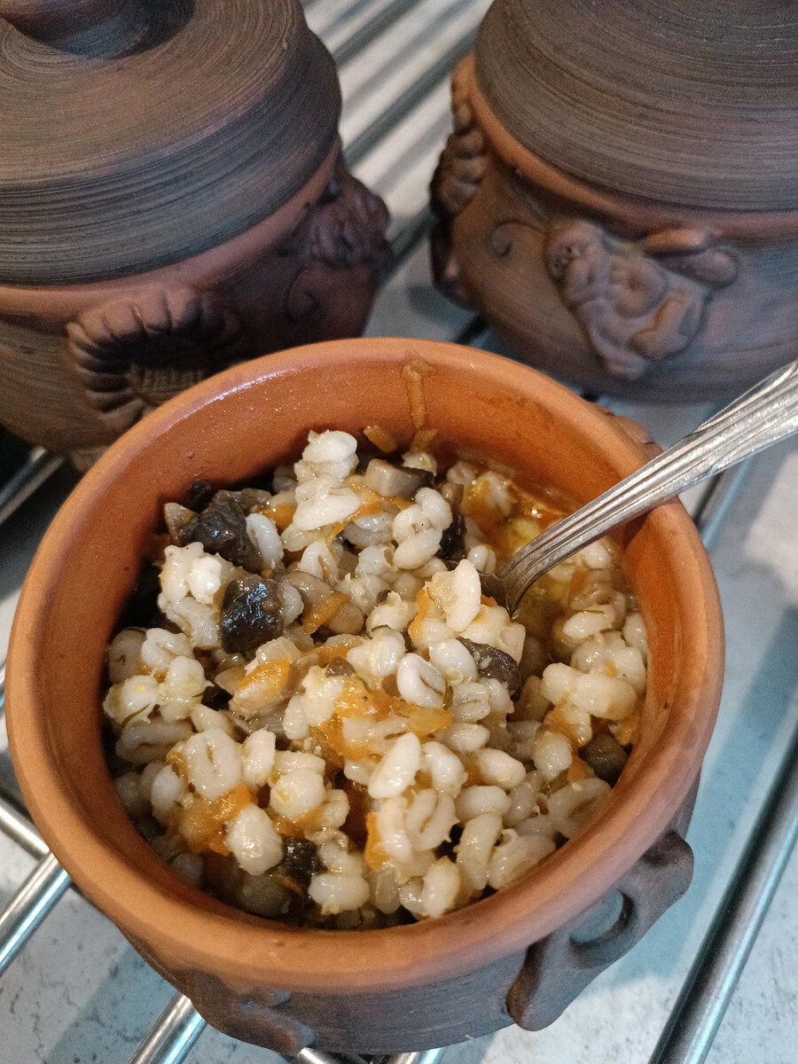 перловая каша с грибами в духовке. перловка с курицей в духовке рецепт с фото. паэлья из перловой крупы с грибами. перловая каша с мясом и грибами в горшочках. перловая каша с морковкой и луком.
