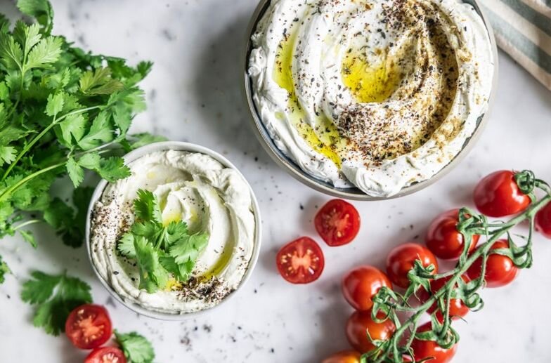 Процесс приготовления сырного соуса - взбивание сливочного сыра с пряностями.